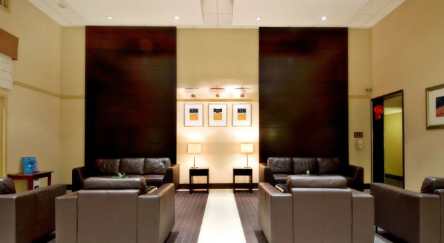 Holiday Inn Express and Suites Surrey, an IHG Hotel, Buchen Sie Hotel Surrey 