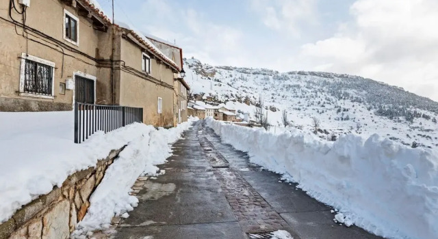 Ravishing House Boat in Gúdar with Fireplace, Buchen Sie Ferienwohnung Gudar Teruel