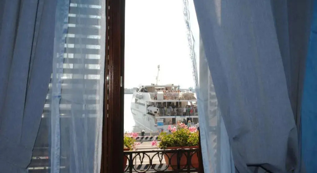 Standard Doppel Zimmer mit Balkon Petit Hotel