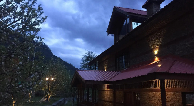 ShivAdya Boutique Stay Near Manali Quiet Naggar Side Retreat, Забронировать Бутик-отель Бутик-отели Хариспур, Бутик-отель