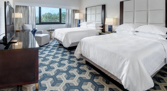 Четырёхместный номер Standard Sheraton Eatontown Hotel