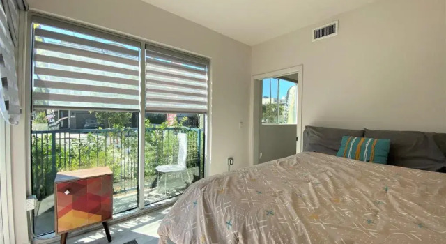 Апартаменты Beautiful and Sunny 3bd 2ba Hollywood Apartment
