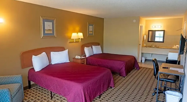 Четырёхместный номер Standard Red Carpet Inn Kinston