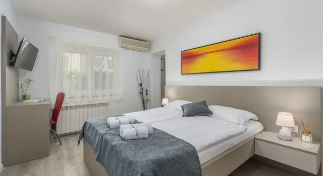 Villa Ladavac B&B, Забронировать Вилла Коттеджи Ровинь, рядом с Пристань для яхт Ровиня, Коттедж