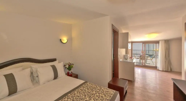 Люкс с балконом Taxim Hotel Marin