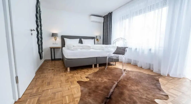 City Apartments FN L 6 KLIMATISIERT mit Balkon - Deluxe Doppelzimmer, Забронировать Апартаменты/квартира Апартаменты Фридрихсхафен, рядом с Школьный музей, Апартаменты/квартира