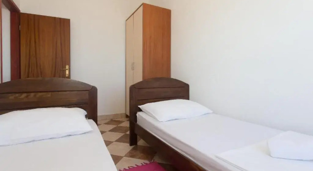 Apartments Neno - 100m from sea, Varaa Huoneisto Island Solta Split-Dalmatia