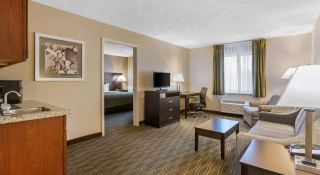 Двухместный люкс Quality Inn & Suites Des Moines - Merle Hay Road