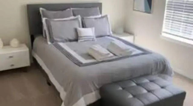 Коттедж Vikram's Stylish Windsor At Westside Home 5 Bedroom Home by Redawning