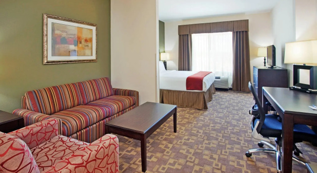 Люкс Holiday Inn Express & Suites Topeka North by IHG