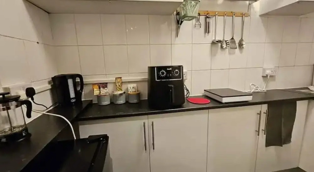 Tropical Hideaway Studio Apartment, Забронировать Апартаменты/квартира Отели Кардиффа с парковкой, рядом с Центр развлечений Parc All Weather Play, Парковка