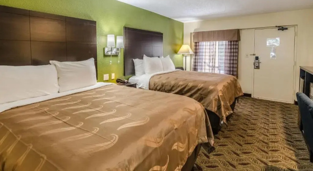 Четырёхместный номер Standard Quality Inn Tanglewood