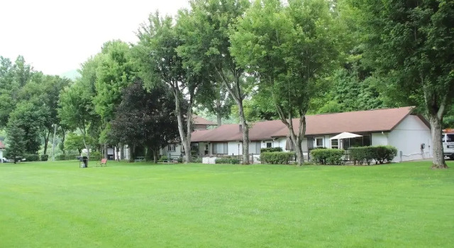 The Chalet Motel & Apts