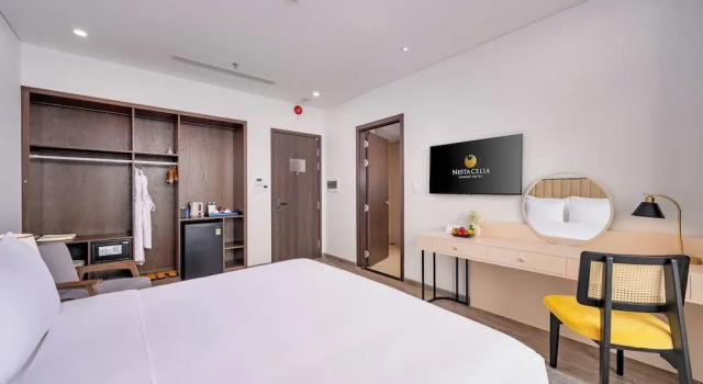 Двухместный номер Premier с балконом и с видом на океан Nesta Celia Danang Hotel