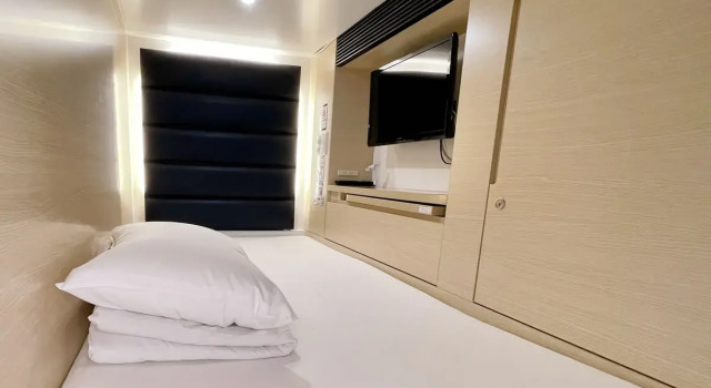 Кровать в общем номере (мужской номер) Hotel & Spa TOPOS Sendai Station - Caters to Men
