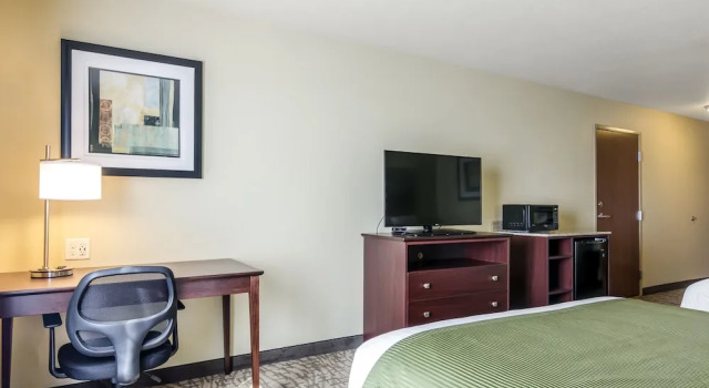 Comfort Neljän hengen huone Cobblestone Inn & Suites