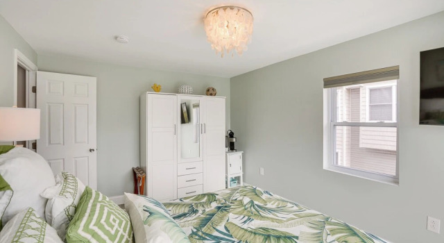 Wildwood Home w/ Deck - Walk to Beach + Boardwalk!, Buchen Sie Ferienhaus Villen in Wildwoods Beach, Villa