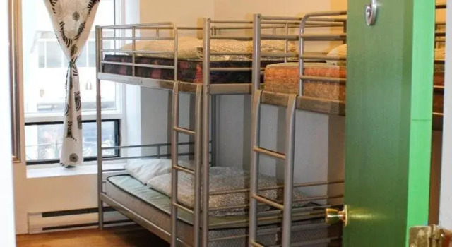 Auberge L'Apéro - Hostel, Book Hostel / Vandrerhjem Hostels i Montreal, nær Phillips Square, Hostel / Vandrerhjem