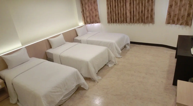 Трёхместный номер Standard Lotus Yuan Business Hotel