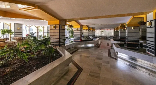 Benal Beach 121 - Modern First Line Beach 2BR Apartment in Benal Beach Resort., Забронировать Апартаменты/квартира Отели Бенальмадена с парковкой, рядом с Playa de Torrebermeja, Парковка