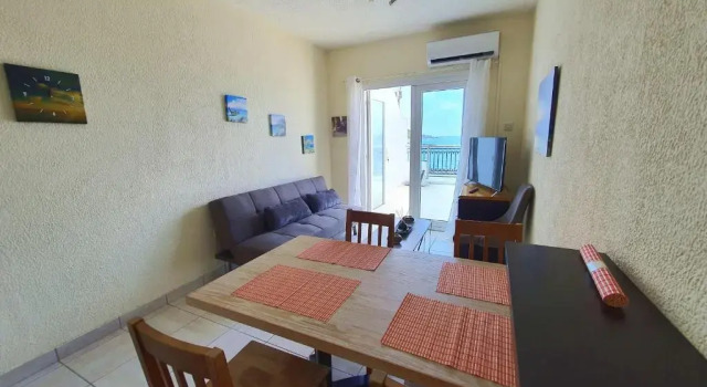 Poseidon 51 - Beachfront Two Bedroom Apartment, Rezerwuj Apartament Hotele w Pafos z parkingiem, w pobliżu Paphos Archaeological Park, Parking