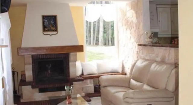 Maison rénovée avec grand jardin, accès rivière, cheminée et tout confort à Monétay-sur-Allier - FR-1-489-110, Prenota Hotel Hotel a Alvernia con parcheggio, Parcheggio