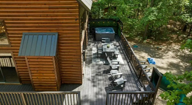Коттедж с 3 комнатами Hickory Bear - Secluded Cabin, Sleeps 10, New Hot Tub, Fire Pit, Arcade, Foosball Table & Deck Slide