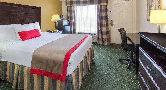 Двухместный номер Standard Ramada by Wyndham Ontario Airport & Convention Center