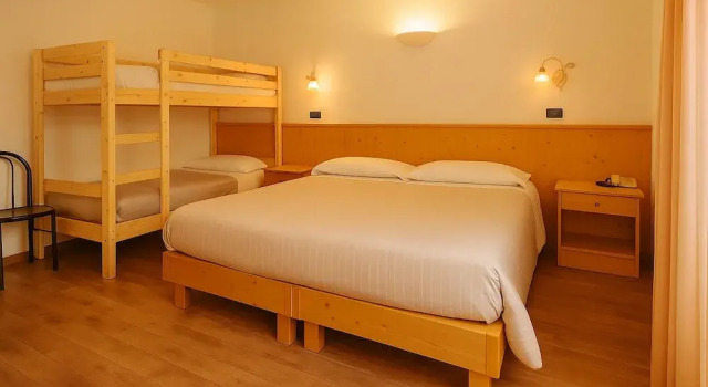 Четырёхместный номер Superior с балконом Hotel Bleis