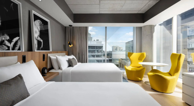 Четырёхместный номер Standard Humaniti Hotel Montreal, Autograph Collection
