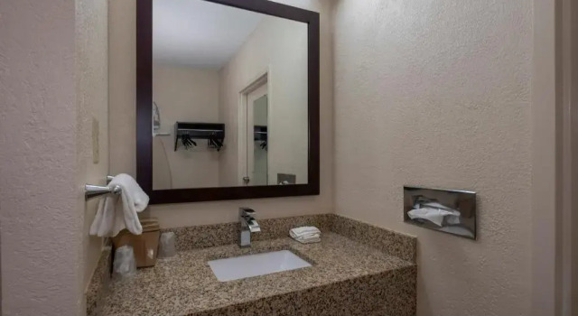 Четырёхместный номер Deluxe Red Roof Inn Warrenton