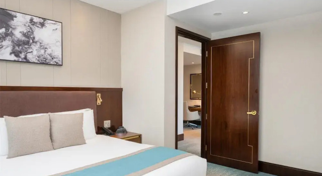 Люкс Deluxe с 2 комнатами Blossom Hotel Houston, Curio Collection by Hilton