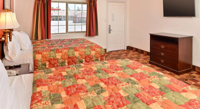 Шестиместный номер Standard Americas Best Value Inn & Suites Klamath Falls