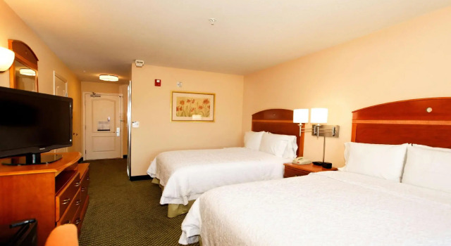 Четырёхместный номер Standard Hampton Inn by Hilton Montrose