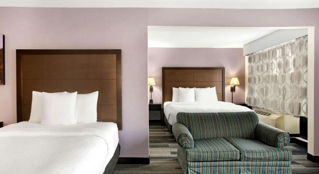 Двухместный семейный номер Deluxe La Quinta Inn & Suites by Wyndham Springfield Airport Rte 66
