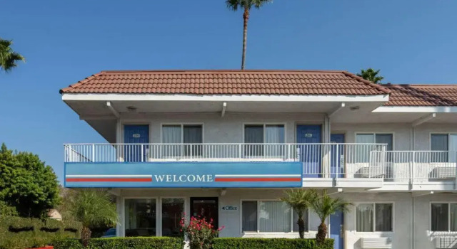 Motel 6 Los Angeles - Van Nuys North Hills, Забронировать Мотель Норт-Хиллс San Fernando Valley