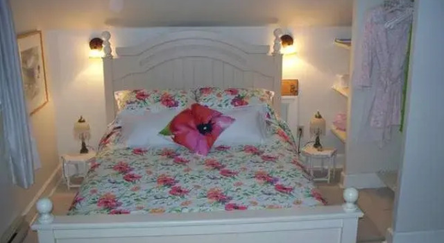 Charm of Qualicum Bed and Breakfast, Prenota Hotel Qualicum Beach Central Vancouver Island