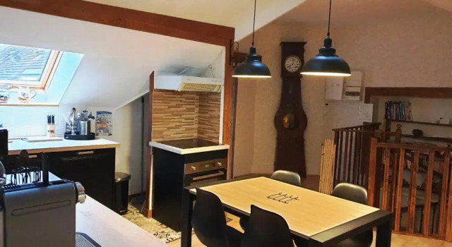 Gîte du château de Feschaux, Jura, Забронировать Отель Отели Горного массива Юры с парковкой, Парковка
