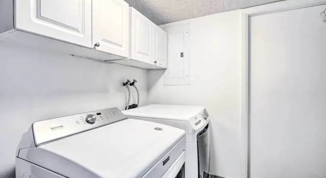Коттедж с 3 комнатами с балконом Millcreek Home w/ Mtn View < 8 Mi to Slc!