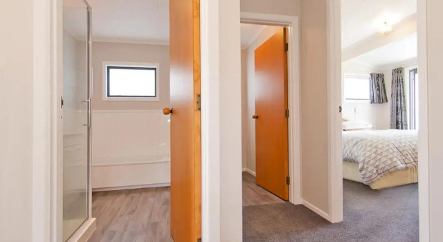 Sea Breeze - Whangamata Holiday Home, Rezerwuj Hotel Hotele w Auckland Region z parkingiem, Parking