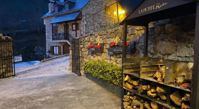 La Petite Boheme, Забронировать Отель Отели Вьельа Э Михаран с завтраком, рядом с Церковь Св. Михаила, Завтраки