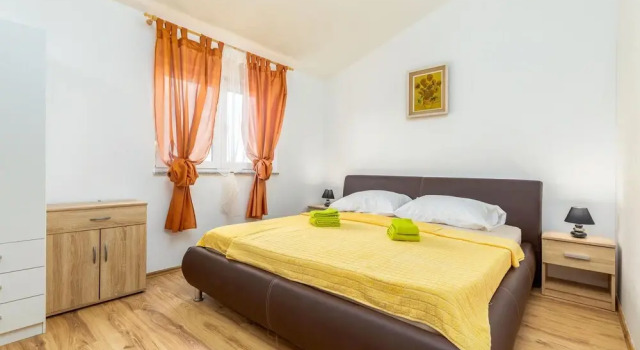 Beautiful Home in Valbandon With Wifi and 4 Bedrooms, Book Hotel Hoteller i Valbandon med pool, Swimmingpool