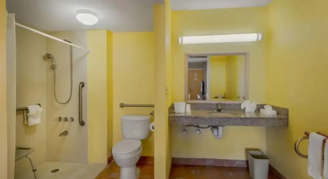 Четырёхместный номер Deluxe Express Inn & Suites - 5 Miles from St Petersburg Clearwater Airport