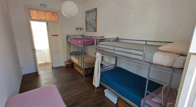 Кровать в общем номере с 5 комнатами Hostel Albergue La Casa Encantada