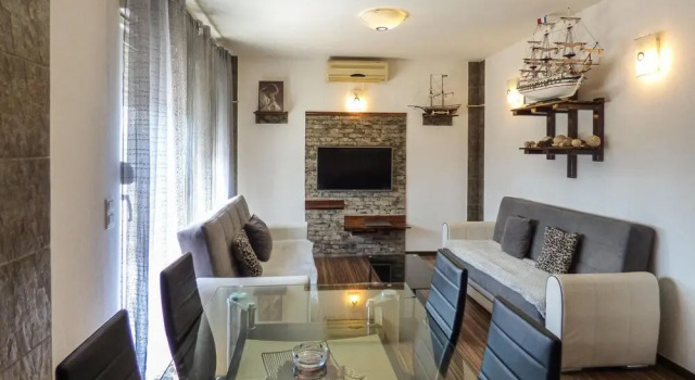 Amazing Apartment in Duce With Wifi and 3 Bedrooms, Rezerwuj Apartament Hotele w Split-Dalmatia County z parkingiem, Parking
