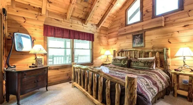 Fawn Cabin 1 Bedroom Home with Hot Tub
