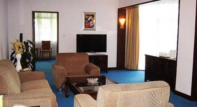 Nanhai Oil Hotel, Rezerwuj Hotel Hotele w Zhuhai z parkingiem, Parking