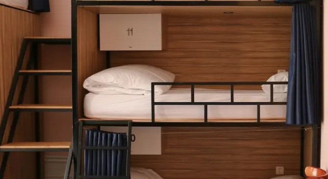Кровать в общем номере с красивым видом из окна Rosalma Hostel