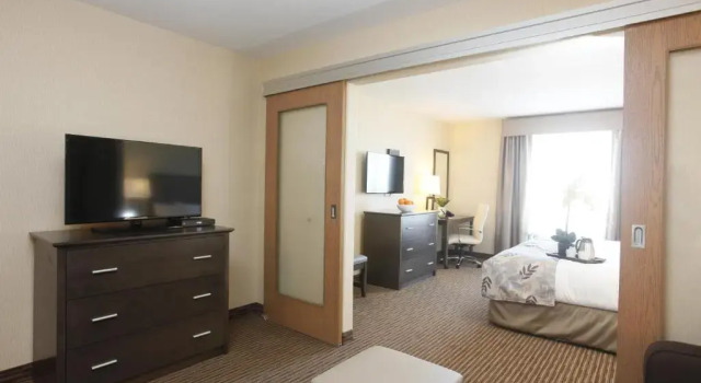 Полулюкс Pomeroy Inn & Suites at Olds College