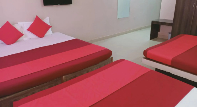 Кровать в общем номере Hotel Janaki Residency
